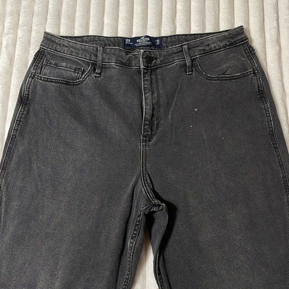 Hollister Ultra High Rise Mom Jean | Size 32 - Picture 3 of 7